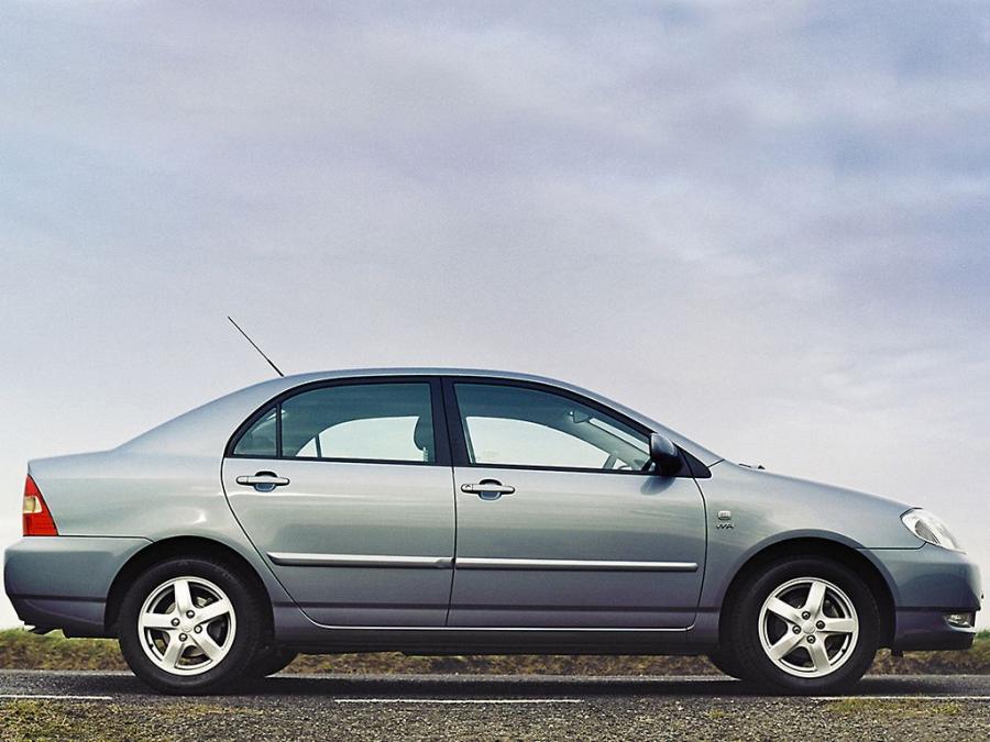  Toyota Corolla Sedan 2001 года  (UK) (фото 2 из 5)